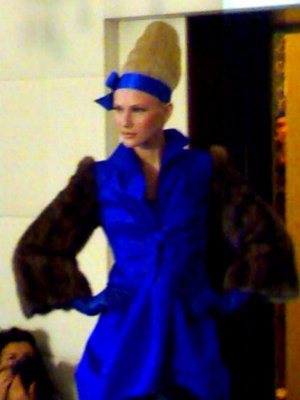 abito in blu con pelliccia lorenzo riva couture