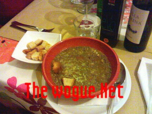 primo piatto zuppa di castagne e lenticchie e pancetta di cinghiale con olio tuscia e pane