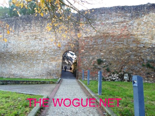 le mura con la porta infiniti nel vasto parcheggio ad arezzo