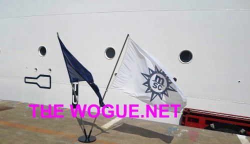 bandiera imbarco msc crociere musica a civitavecchia lazio italia
