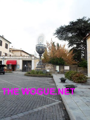 piazza di bolsena con monumento del miracolo eucaristico