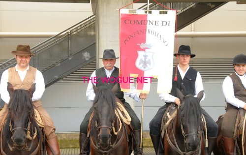 inaugurazione e stendardo maremmano roma cavalli 2012